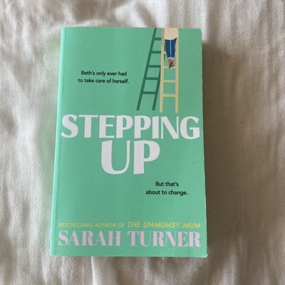 Unkorrigiertes Belegexemplar ARC Steping Up Taschenbuch Roman von Sarah Turner 2022