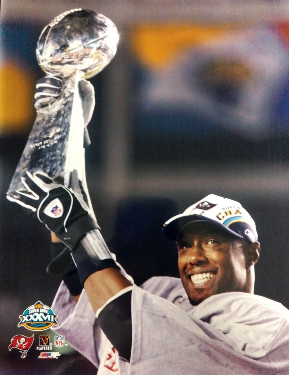 DEXTER JACKSON Super Bowl XXXVII LOMBARDI TROPHY 8X10 PHOTO Tampa