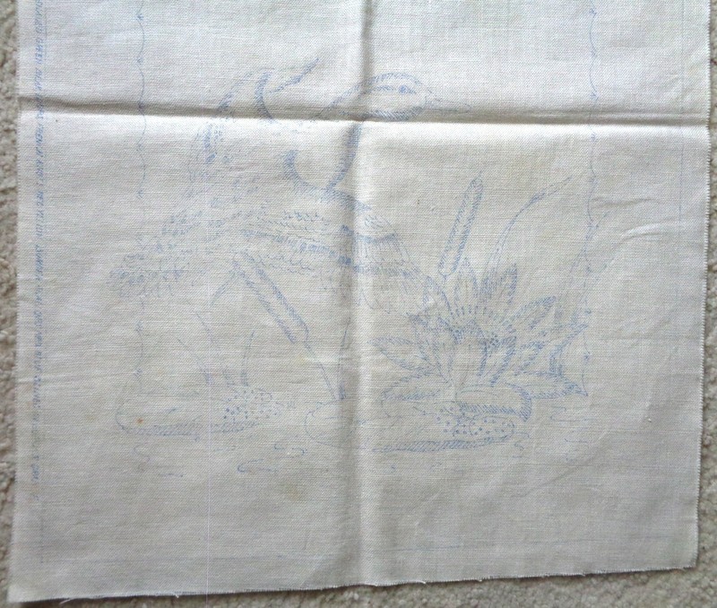 VTG STAMPED LINEN DRESSER SCARF FOR EMBROIDERY DUCK WATER LILY CATTAIL DESIGN
