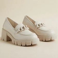 Torrid Chunky Platform Loafer 9.5 WW Bone Ivory Chain Embellished Wide Width Lug