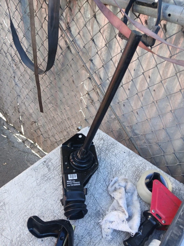 SLVERADO SIERRA 2500HD 2003-2006 neumático de repuesto portador id 15122525 usado OEM Foto 2 de 4