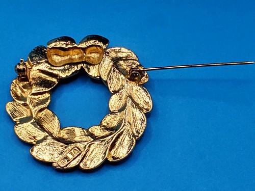 LIA, Gold-Toned Christmas Wreath Brooch Pin, Green Enamel w/ Red Rhinestones - Picture 4 of 5