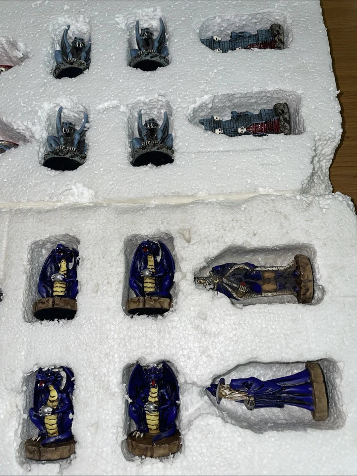 2003 Adams Apple Good Vs Evil Chess Pieces 32pc Set - Image 4 of 4