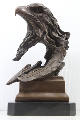 Bronzeskulptur eines Adlers - massiver Marmorsockel - signiert