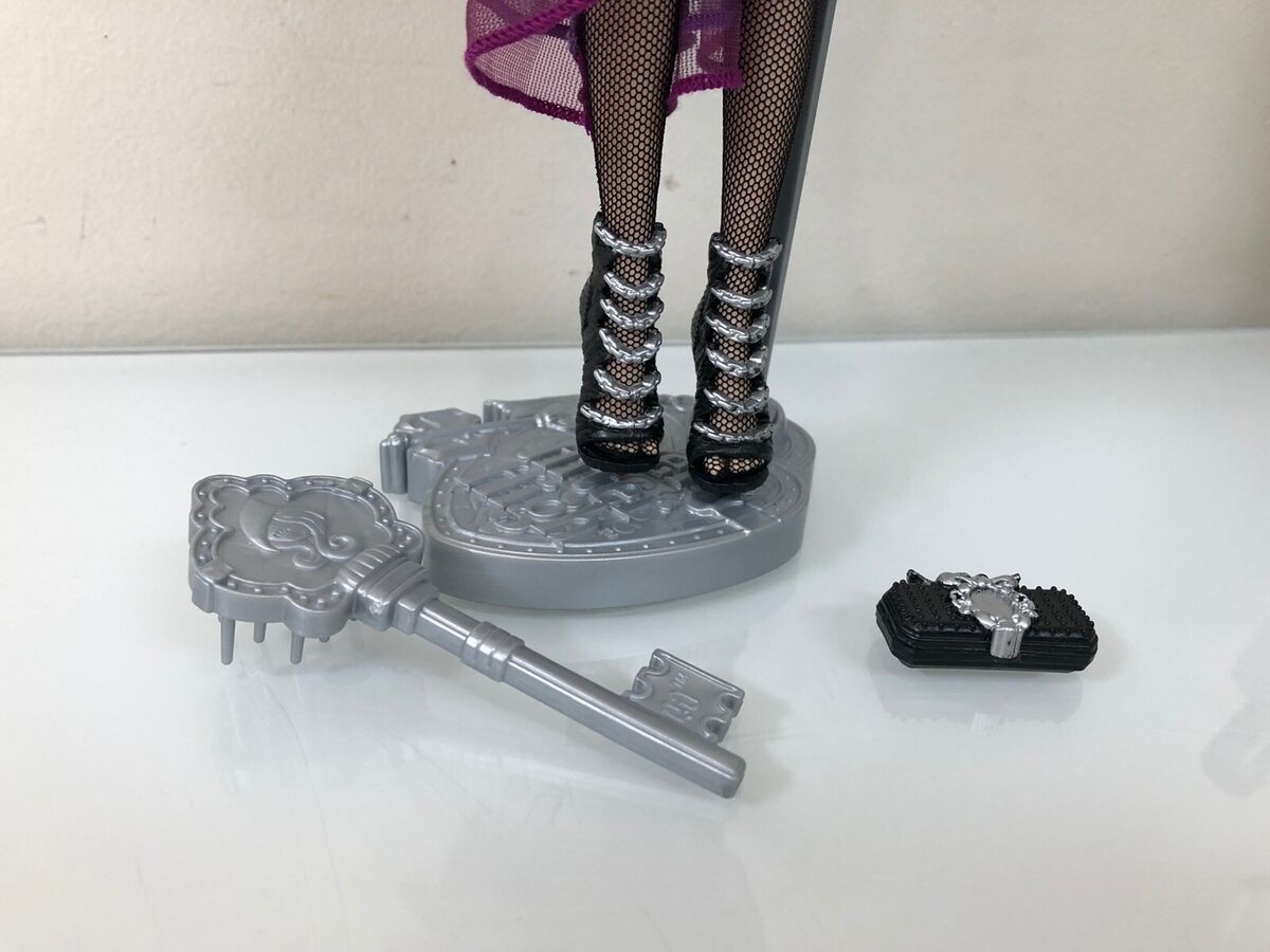 Ever After High First Chapter Raven Queen Doll With Bag And Doll Stand HTF