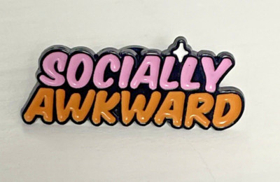 Socially Awkward Emaille Pin Anstecker / Brosche, nagelneu!