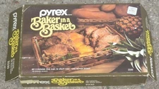 Pyrex 3 Qt Quart Utility Dish Baker In Basket #2330 W/Box Woven Basket W/Handles