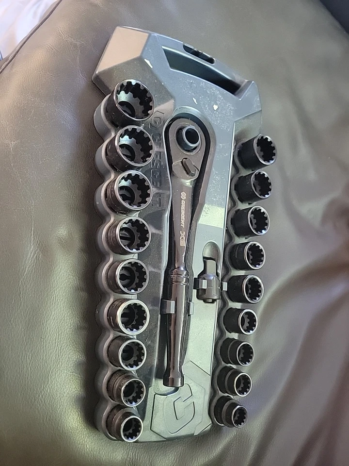 Crescent 20 Piece Socket Wrench Set X6 + 3/8 in Drive -Pass Through Metric + SAE - Image 3 of 4