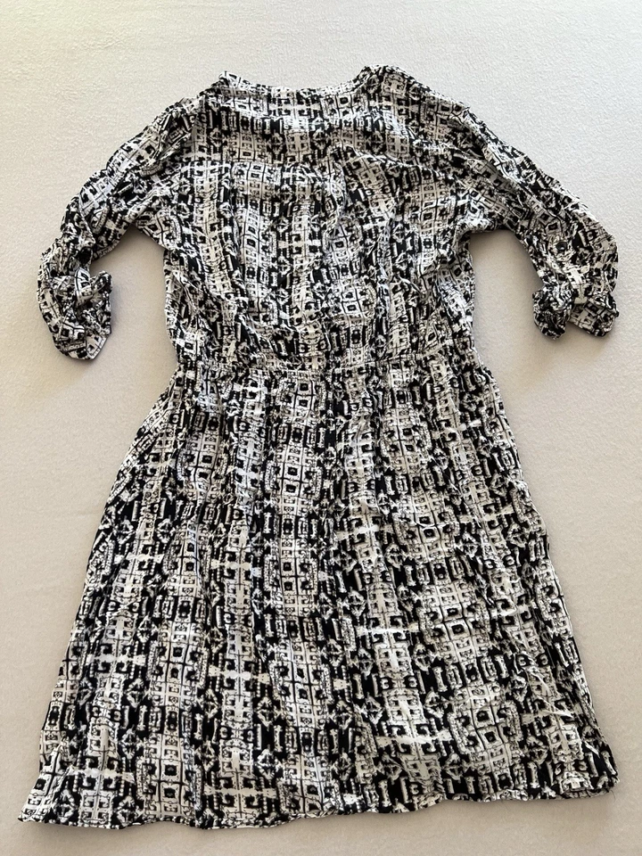 Vestido Love Culture A-Line Feminino Médio Preto Geo Botão Frontal Manga Roll-Tab - Imagem 2 de 4