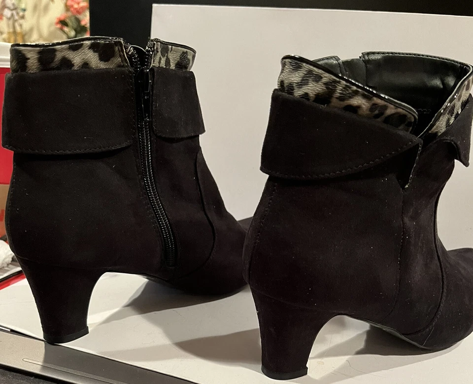 Botas al tobillo Avon Cushion Walk negras imitación gamuza con ribete estampado de leopardo talla 8 Foto 4 de 4