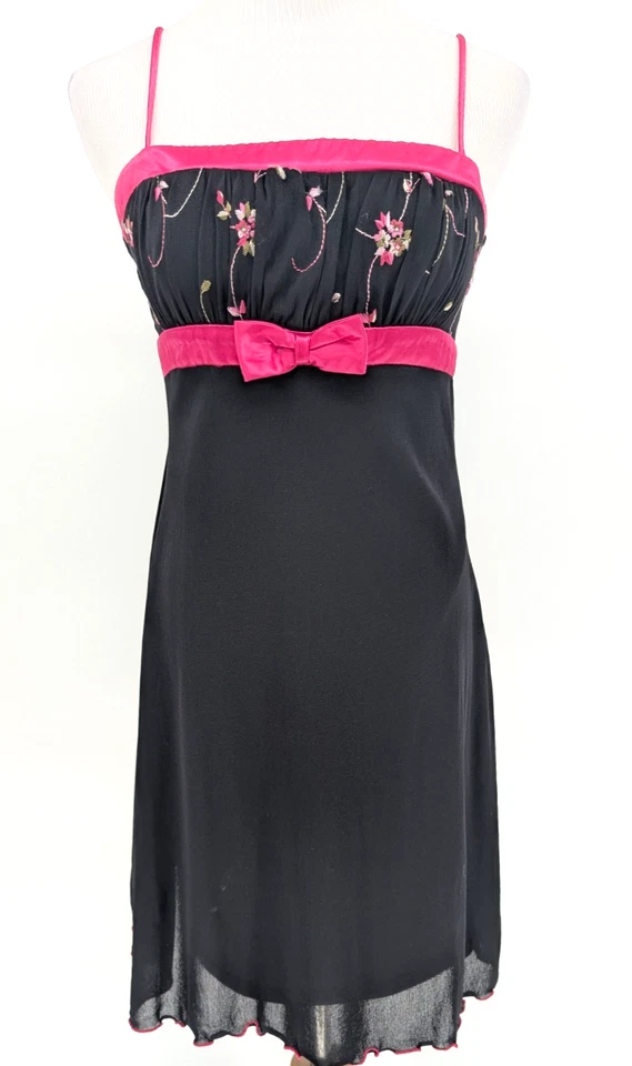 Mini vestido vintage anos 90 Y2K preto transparente babydoll arco bordado floral caprichoso - Imagem 3 de 4