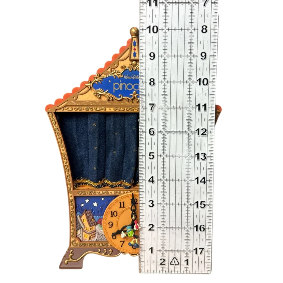 Music Box ENESCO Disney Pinocchio Illuminato Deluxe Azione Teatro Musicale LEGGI - Immagine 3 di 4