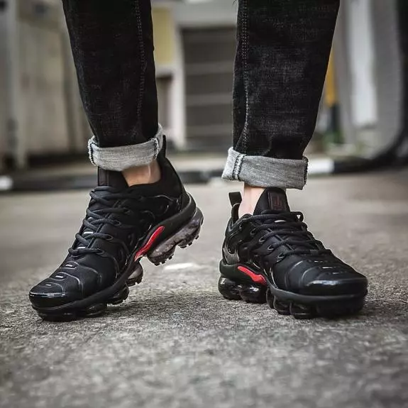 Black and red sales air vapormax