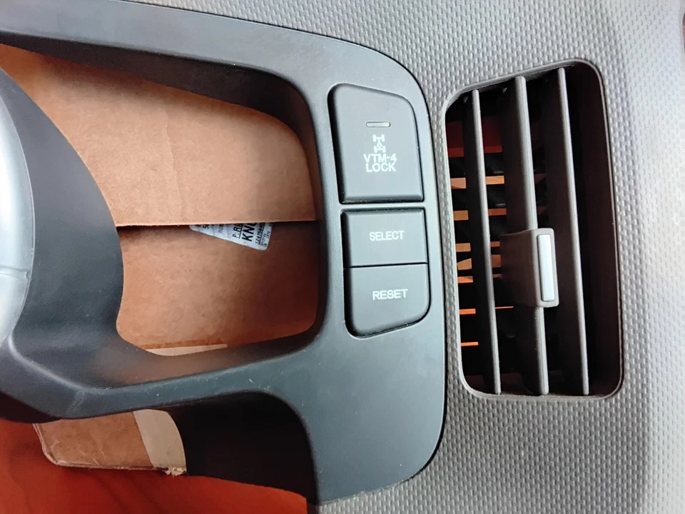 2006-2008 HONDA RIDGELINE RADIO DASH GAUGE VENT BEZEL TRIM - Image 4 of 4