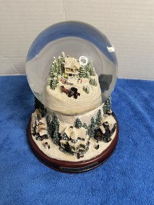 2011 Thomas Kinkade "A Victorian Village" Illuminated Musical Snowglobe