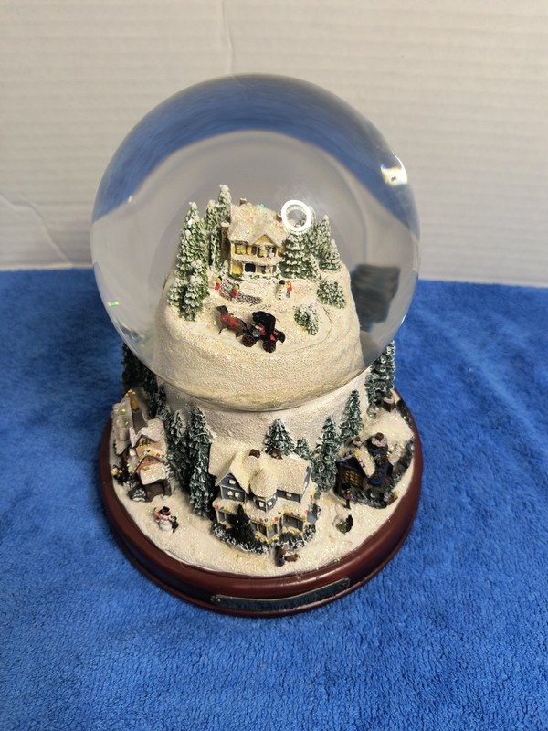 2011 Thomas Kinkade "A Victorian Village" Illuminated Musical Snowglobe