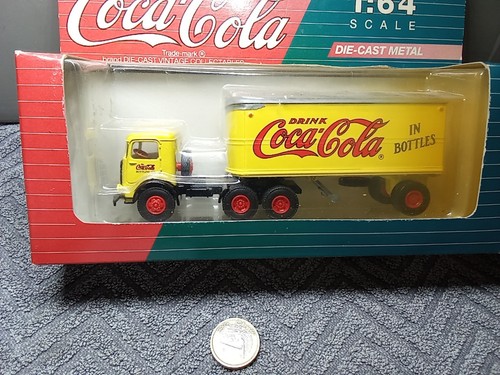 XX633 Coca-Cola 1:64 Mack "Coca Cola" confezione originale 3/2 semirimorchio valigia veicolo vintage nuovo ov - Foto 9 di 14