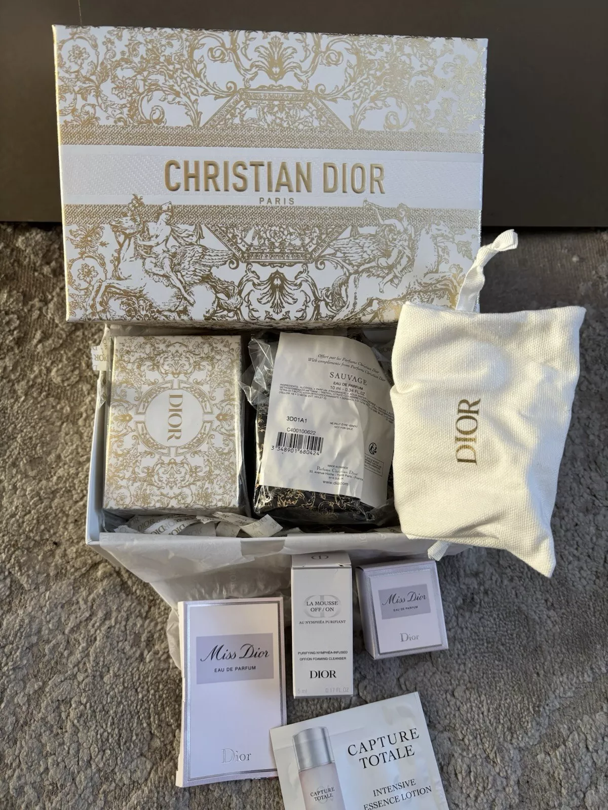 Boîte à bijoux Christian Dior, pochette et échantillons de parfum 2023