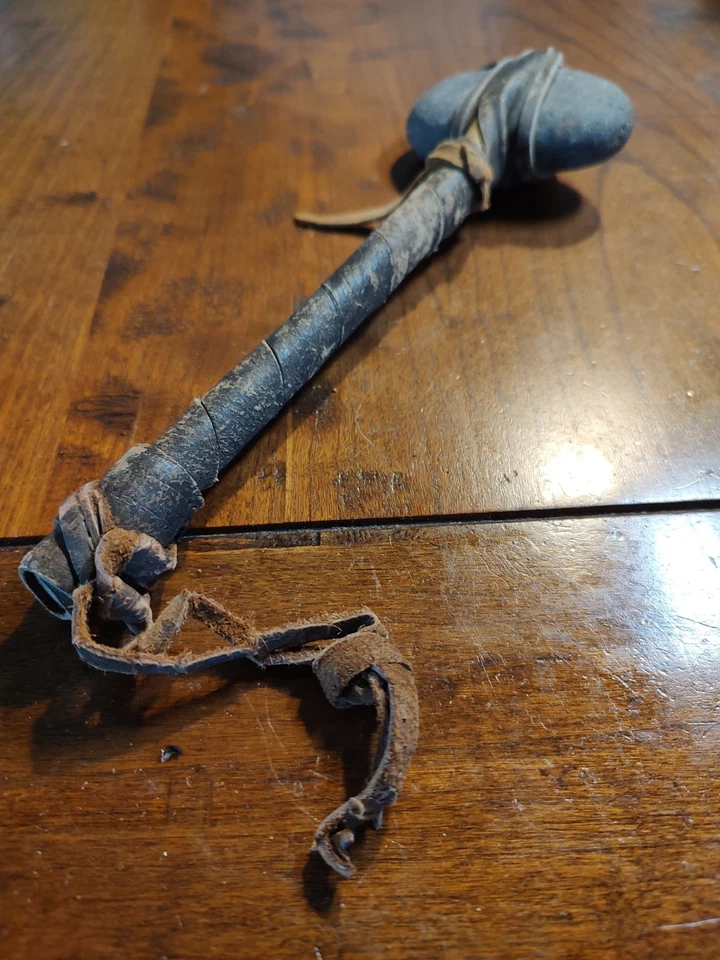 Tomahawk de piedra o martillo, envuelto en cuero crudo Foto 4 de 4