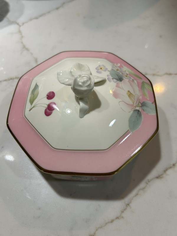 Vtg. Mikasa Bone China Vanity/Trinket/ Candy Dish With Lid. Bone China EUC
