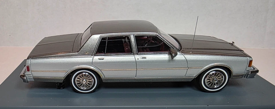 Neo Scale Models 1:43 1985 Chevrolet Caprice Classic Medium Gray Met/Silver Met - Image 3 of 4