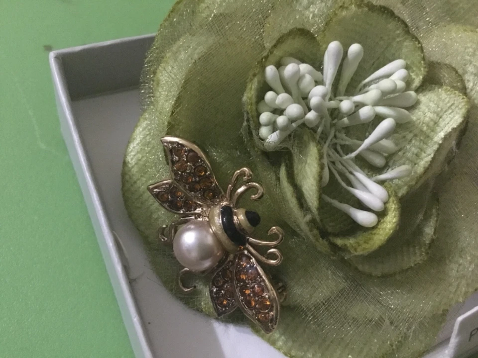 Liz Claiborne Pin Duo - Flor Verde con Broche Abeja Caja Original Imitación Perla Foto 2 de 4