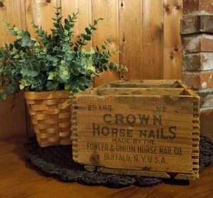 Antique CROWN HORSE NAILS BUFFALO NY (PATTEN, MAINE) 3 Sec Dovetailed Box *RARE
