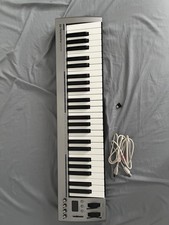 Controlador de teclado MIDI de 49 teclas M-Audio Keystudio con cable USB y adaptador USB C
