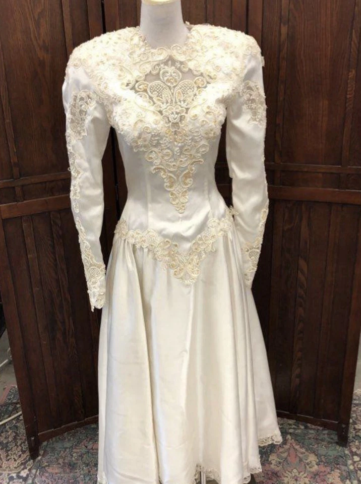 Vintage Wedding Dress | Keyhole Back | Dangling Pearl Trim | Fairy | Cottagecore - Image 2 of 4