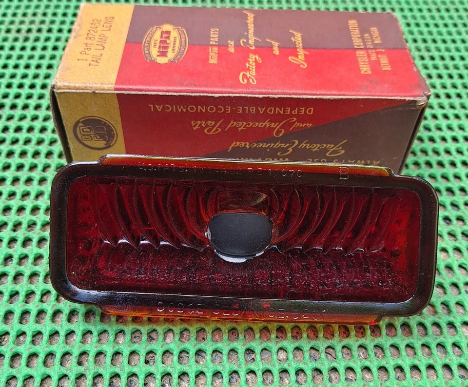 Dodge Luxury Liner Deluxe Special D17 D14 1940 sedán nuevo en stock MoPar lente de lámpara trasera Foto 3 de 3