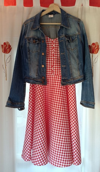 Vestido Estilo Retro rojo y blanco. Marca: Belle Poque. Talla L.