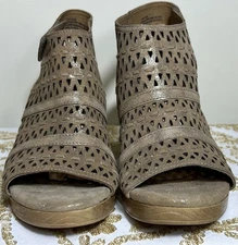 Sofft Gold Shimmer Cut Out Peep Toe Slingback Block Heel Wedge Sandals Womens 9M