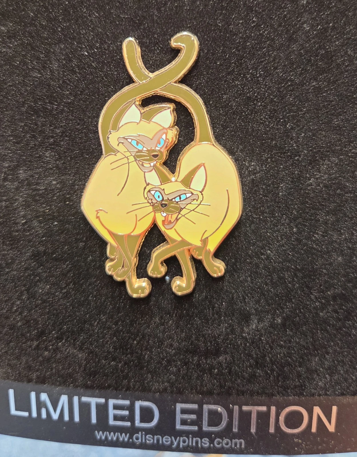 Disney Pin LE 250 " Si and Am" Lady and the Tramp Le. 250