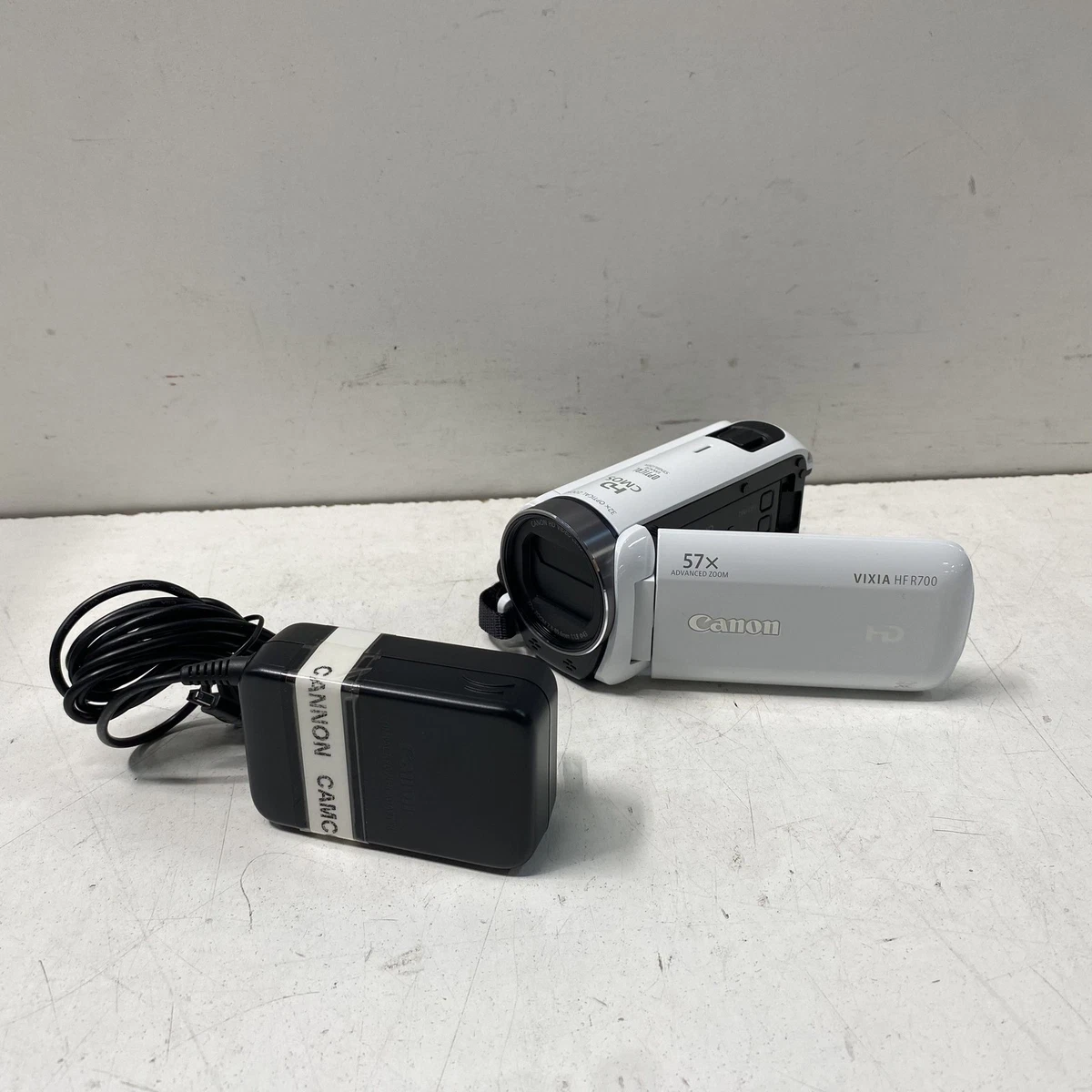 キャノン　Canon ivis HF R700 HD ホワイト Canon Vixia HF R700 (White) New-In-Box at Roberts Camera