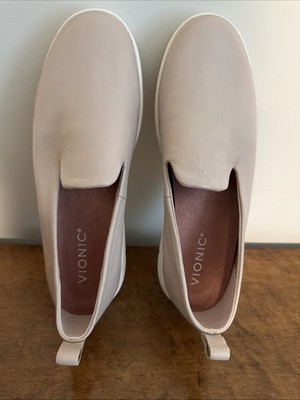 NEW. VIONIC FLEX 360 Leather Slip Ons - Uptown Willa In Size 8M.  Camel Color