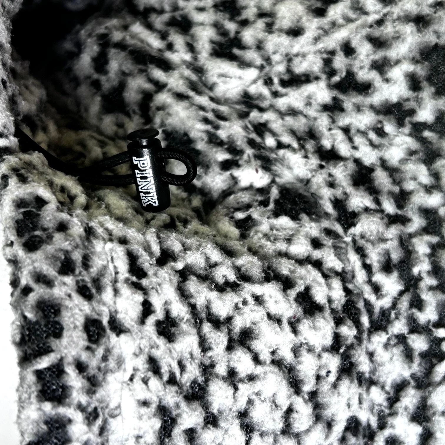 UNDERCOVER ROSA Victoria's Secret nero bianco soffice popcorn pullover felpa con cappuccio media