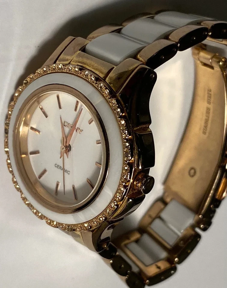 Relógio de pulso feminino DKNY rosto branco NY8821 - Nova bateria funcionando - Imagem 2 de 4