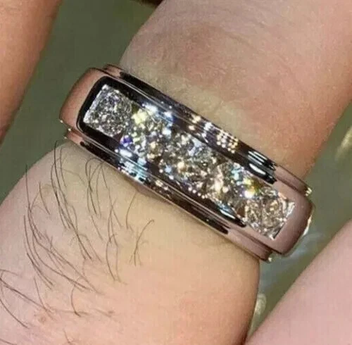 Anillo de alianza de boda de diamantes creados en laboratorio de corte redondo de 3 quilates enchapado en oro blanco de 14 quilates Foto 4 de 4