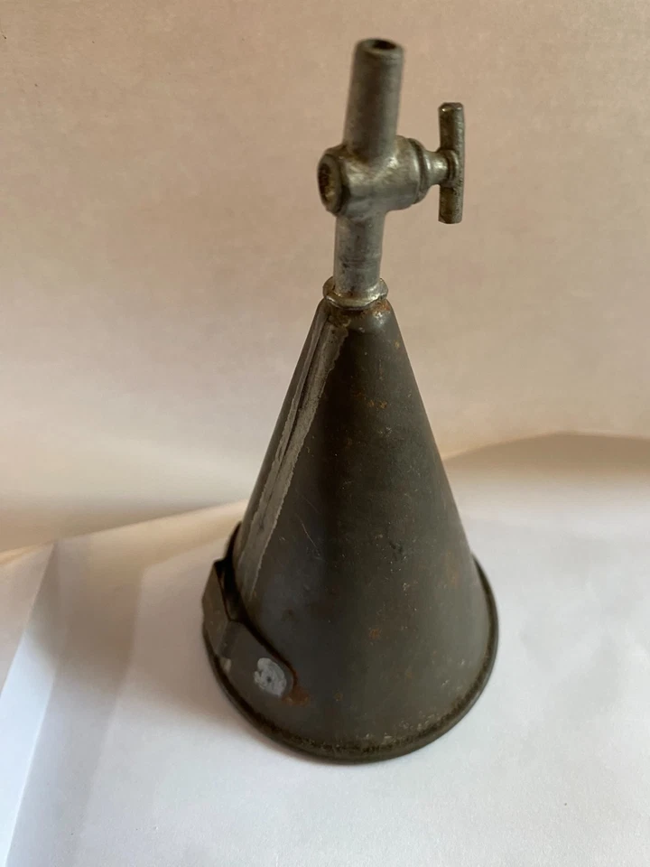 petit entonnoir ancien en métal avec robinet et patte d'accroche - Photo 3/4