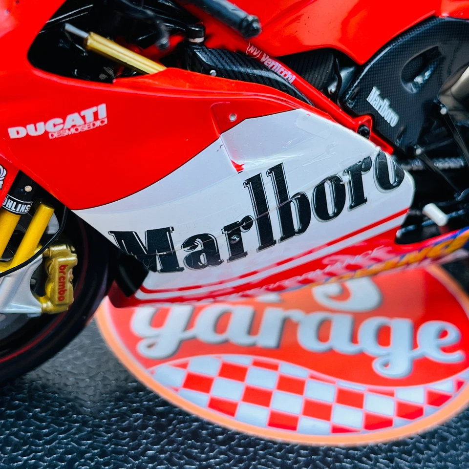 MINICHAMPS 1/12 Ducati Desmosedici L. Capilrossi MotoGP '03 Marllboro 122031465 - Image 3 of 4