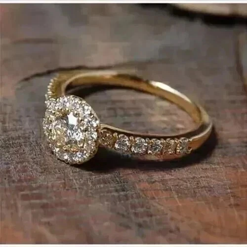 Juego de anillos de boda de moissanita blanca de corte redondo de 1,20 quilates enchapados en oro amarillo de 14 quilates Foto 2 de 4