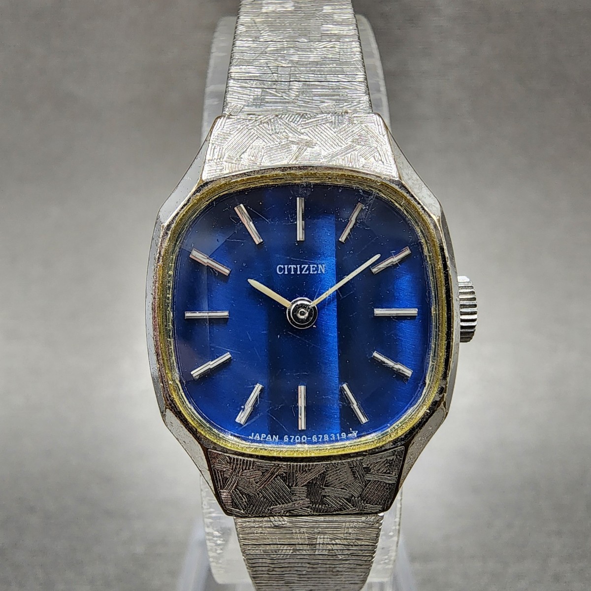 Vintage Citizen Silver Blue Oval Swirl 19mm Women Watch Steel Band w New Battery Vintage Watch Citizen Steel Blue 75-0239 — New Old Stock  main image 4