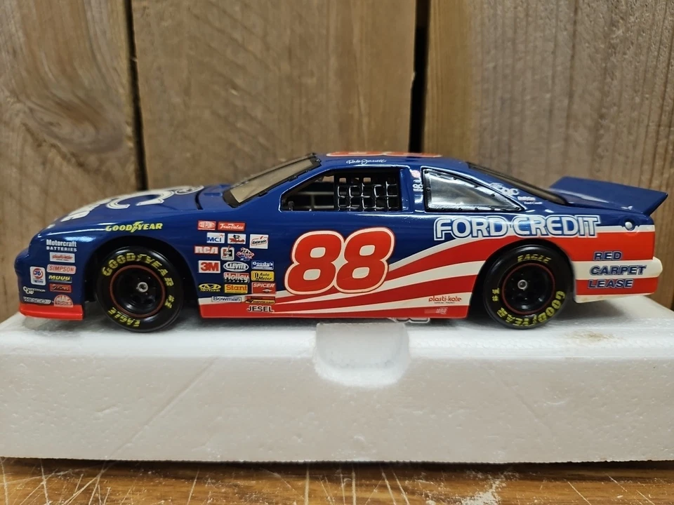 Action Dale Jarrett #88 Quality Care 1997 Ford Thunderbird 1:24  - Imagem 3 de 4