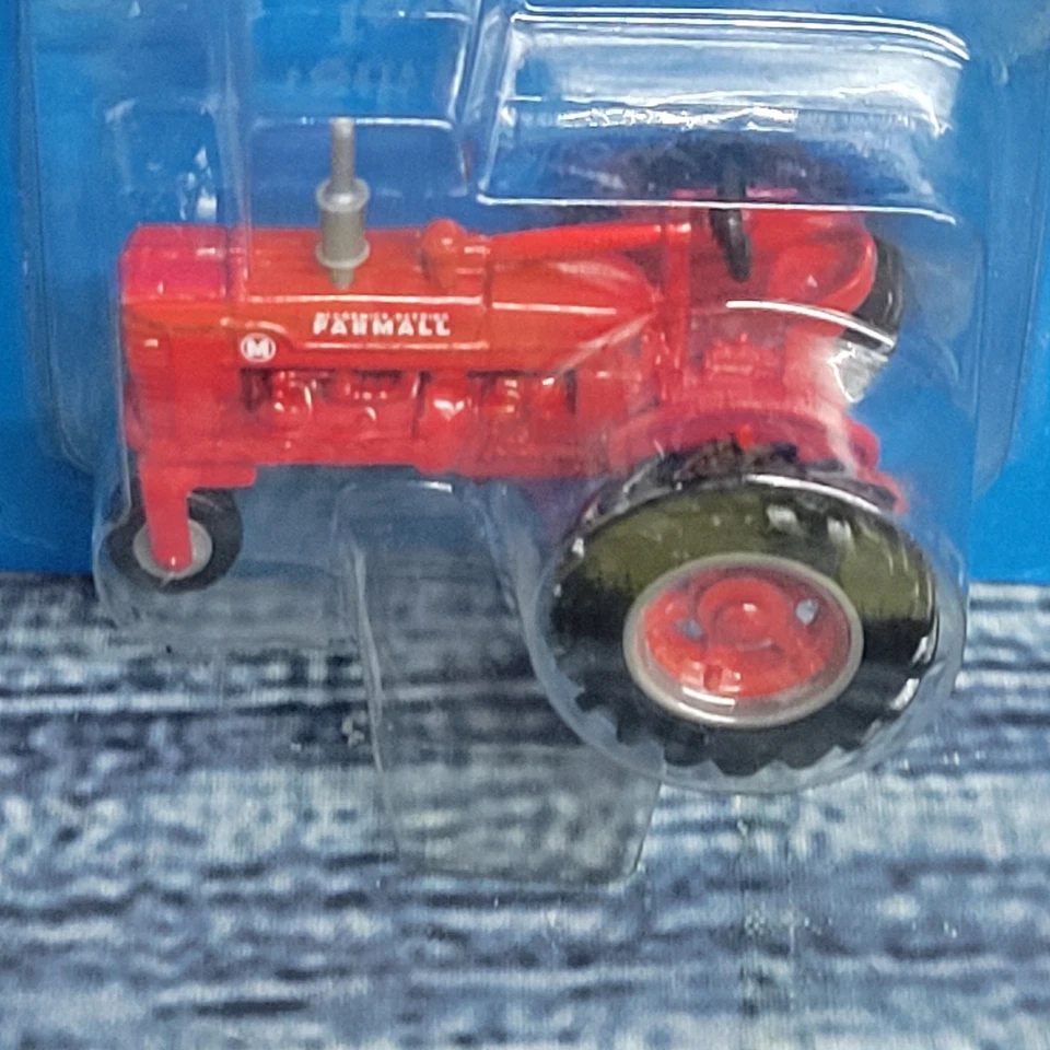 De colección 1995 Ertl Farm Country escala 1/64 fundido a presión Farmall M con una sola rueda delantera roja Foto 3 de 4