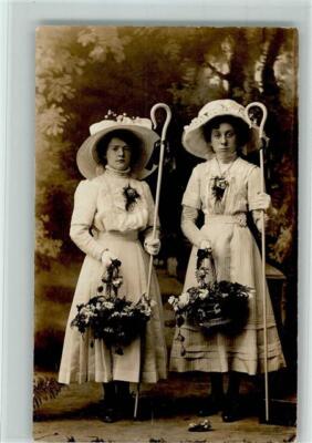 10534989 - Brunton Studios, Burnley & Gt. Harwood -- Schoene Frauen mit