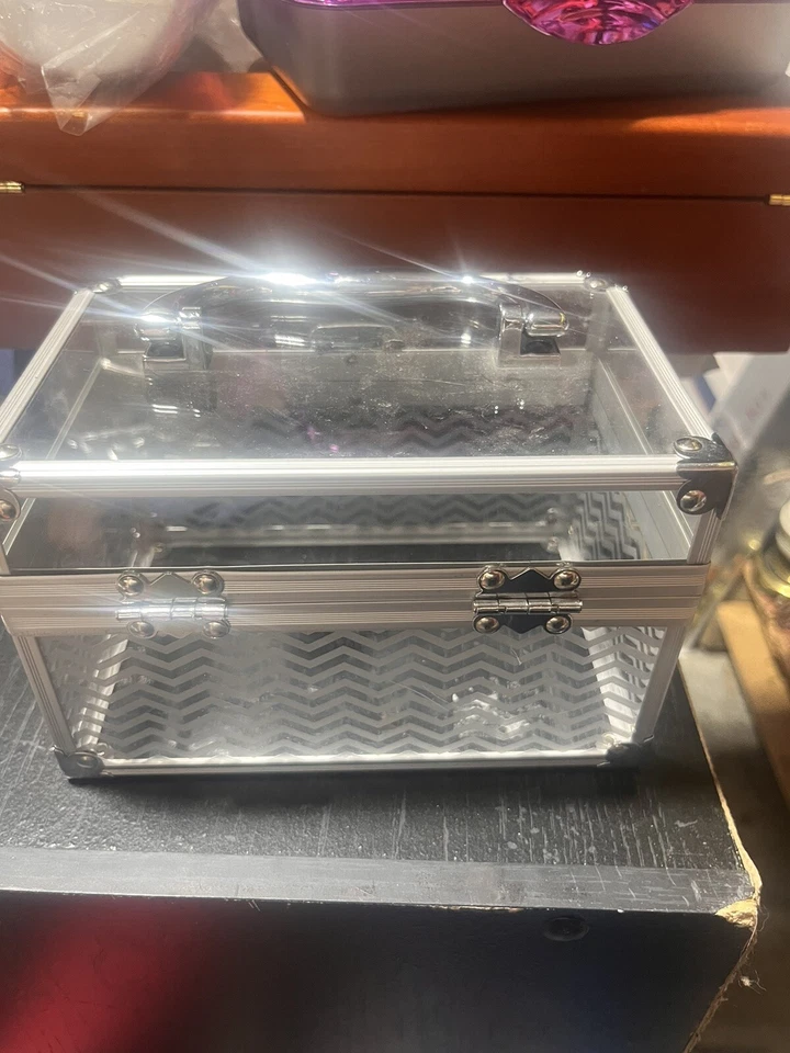 Estuche Tren Caboodles Acrílico Transparente, Metal Con Patrón Línea Zig Zag 7x5x5 Foto 4 de 4