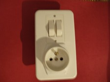 1 double allumage+ 1 Prise 2P+t avec habillage Modèle Chambord Legrand réf:87002