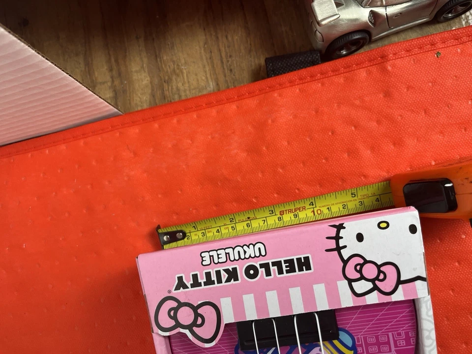 全新带盒 Hello Kitty 尤克里里琴 — 第 4/4 张图片