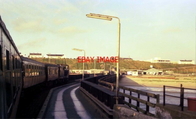 PHOTO  1975 TRAIN DEPARTING FROM ROSSLARE HARBOUR EN-ROUTE TO WATERFORD - A LINE