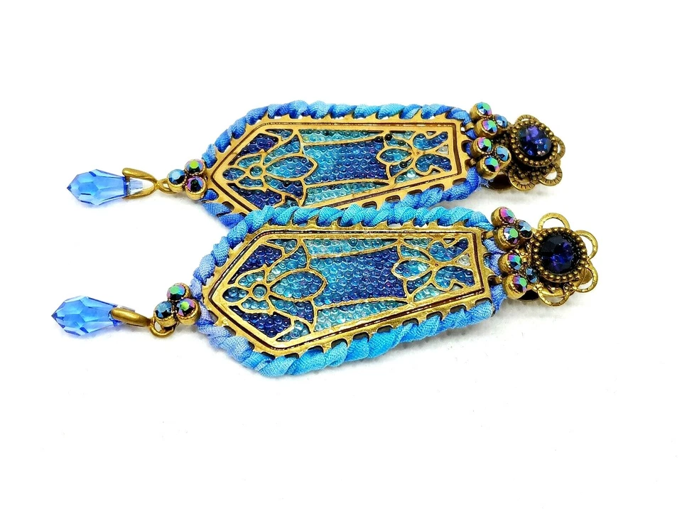 Preciosos pendientes de clip Michal Negrin cristal azul. Foto 3 de 4